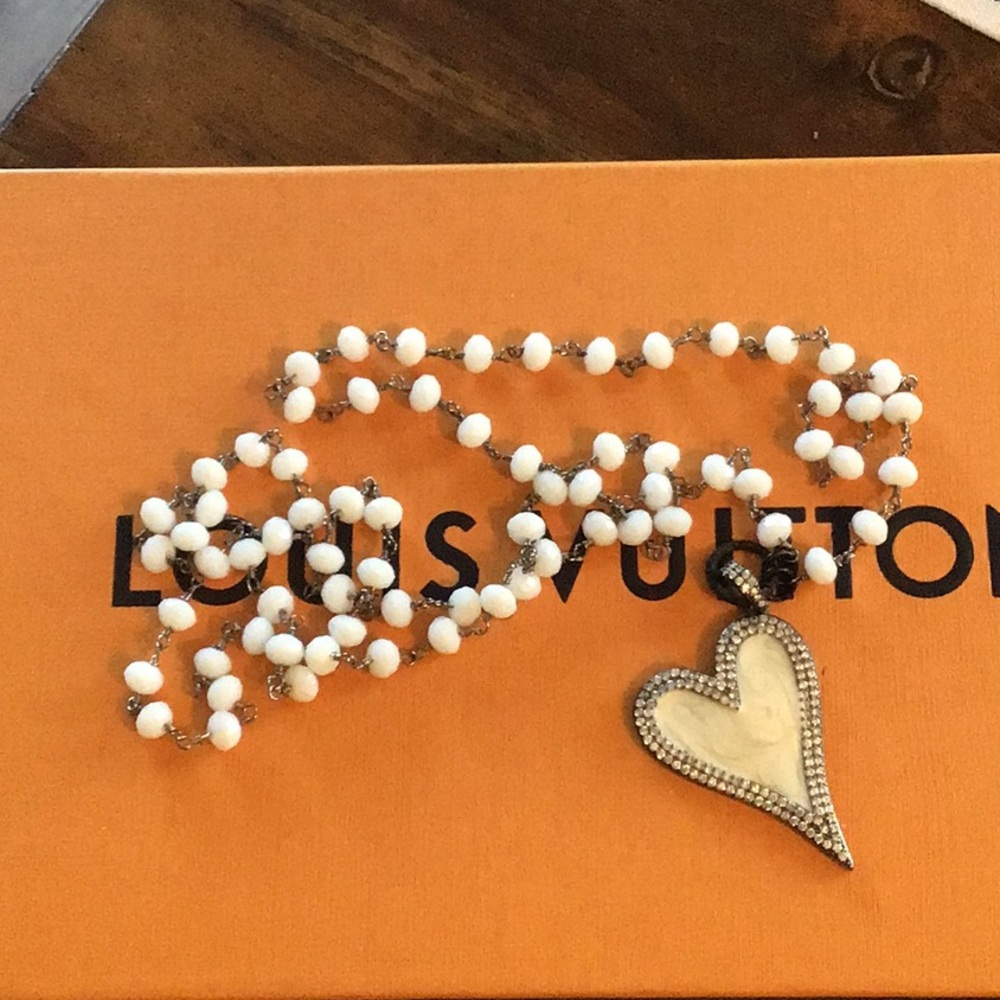 Beaded necklace with rhinestone heart